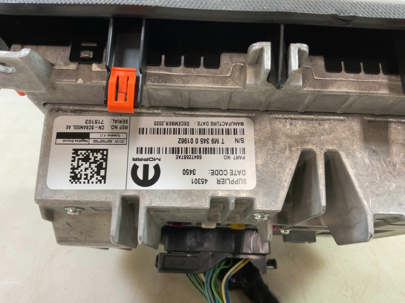 Jeep Wrangler JL OEM 8.4 Touchscreen Radio w Trim Panel 2021-2022 179979