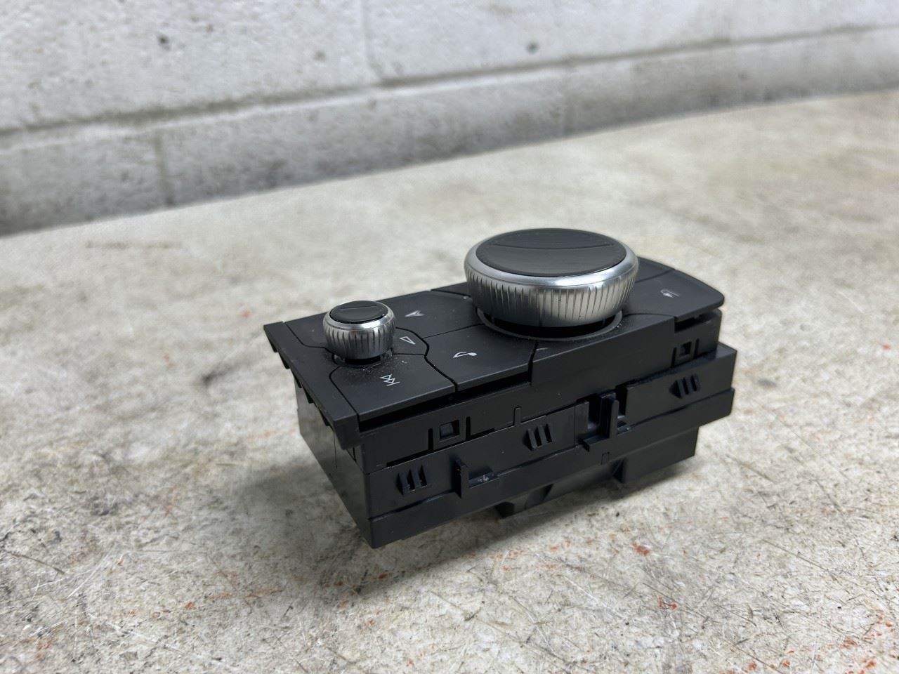 2024 CADILLAC CT5 OEM Console Mounted Controller Part Number 85654930