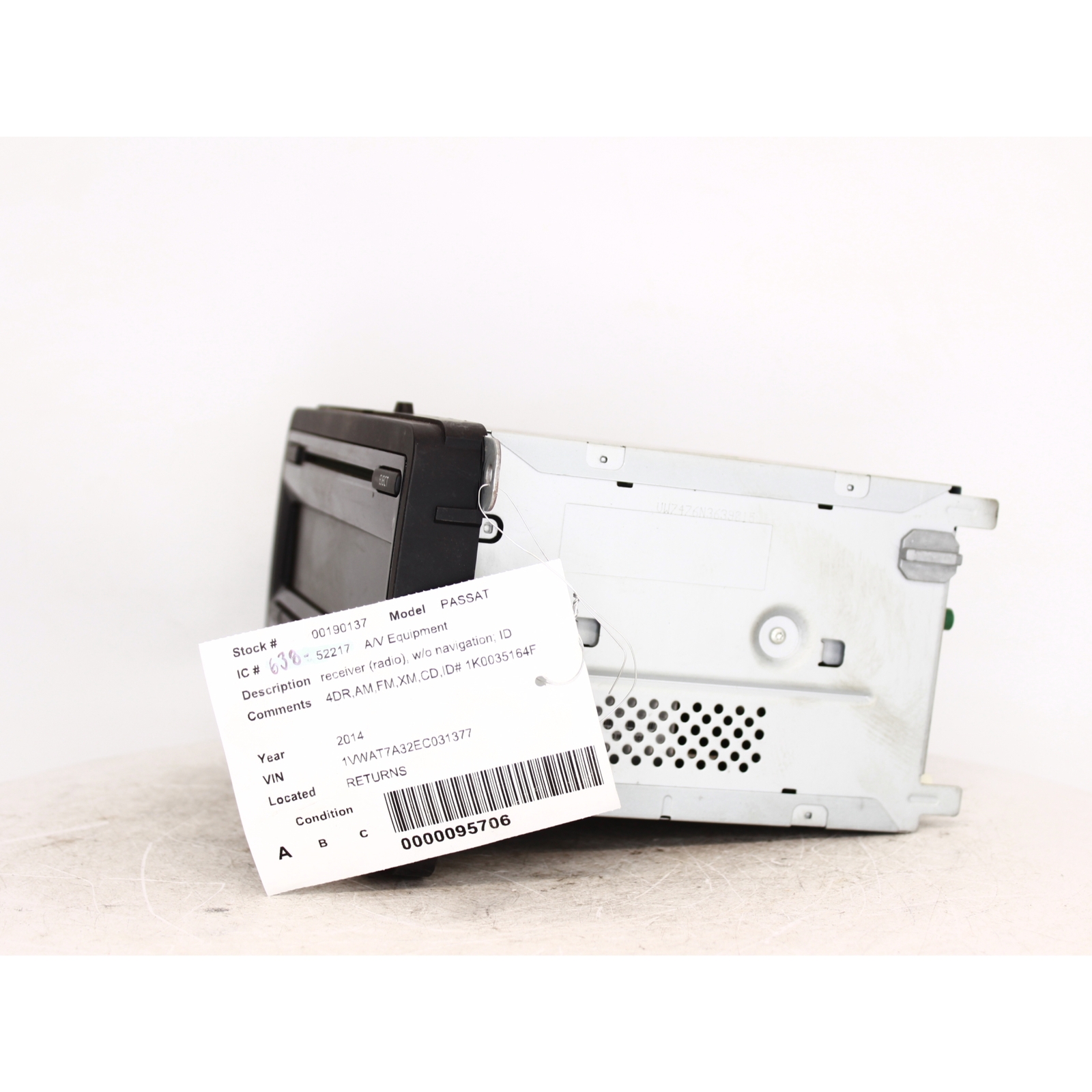 2014 Volkswagen Passat Radio CD Player Part Number – 638-52217 (Used)