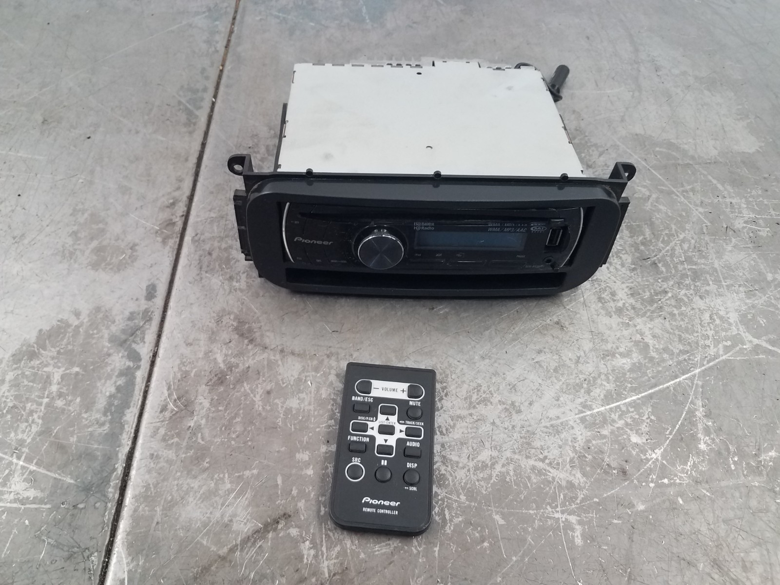 2006 Jeep Wrangler TJ Rubicon 4×4 Pioneer CD MP3 Radio / Harness #6530 E6