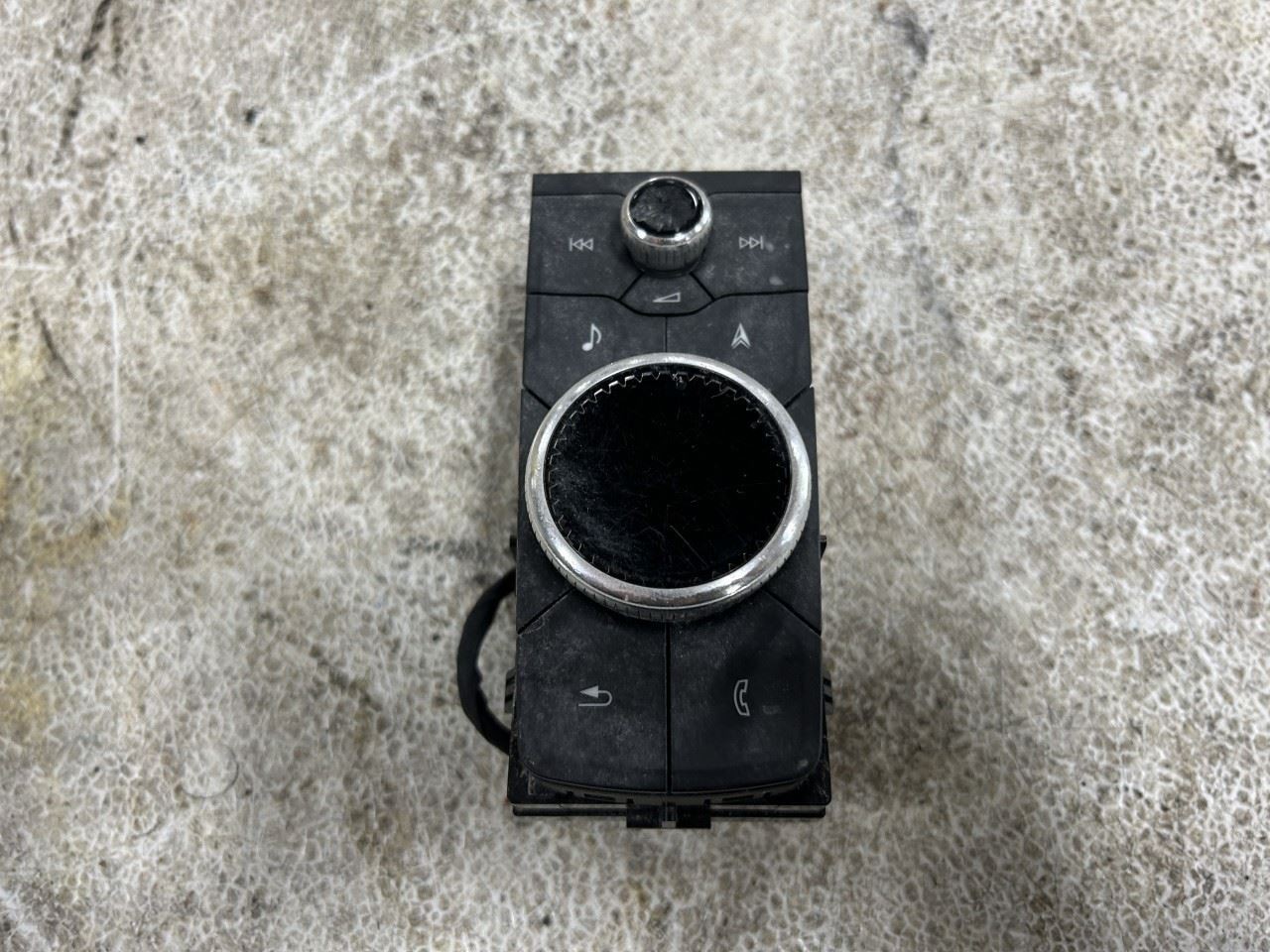 2021 CADILLAC XT5 OEM Console Controller Part Number 84900061