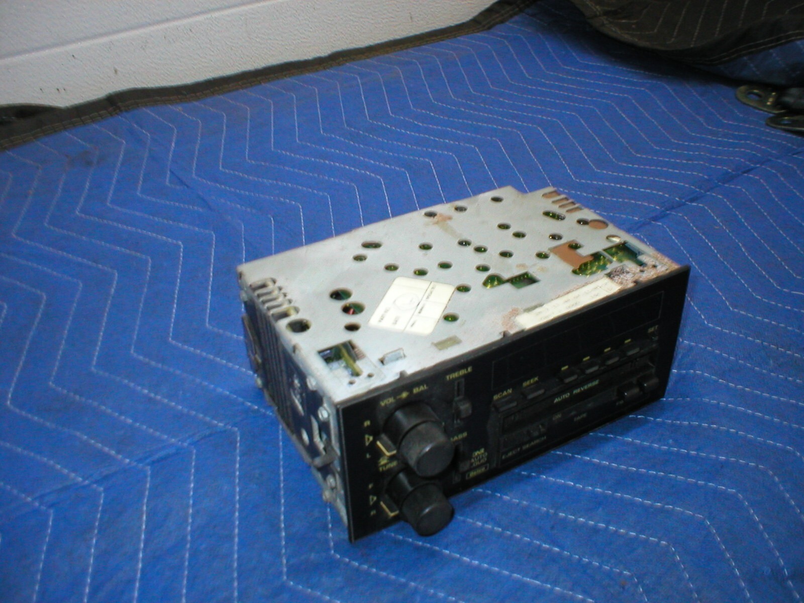 1990-1992 Camaro RS Z28 Yellow Print Delco AM FM Radio CASSETTE Player GM OEM 91