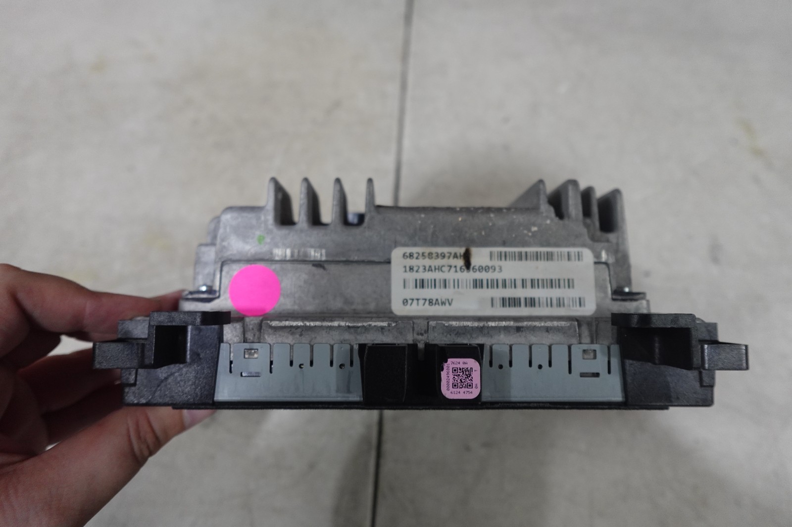 2015-2017 CHRYSLER 300 8.4″ UCONNECT TOUCH SCREEN DISPLAY #101863-86E