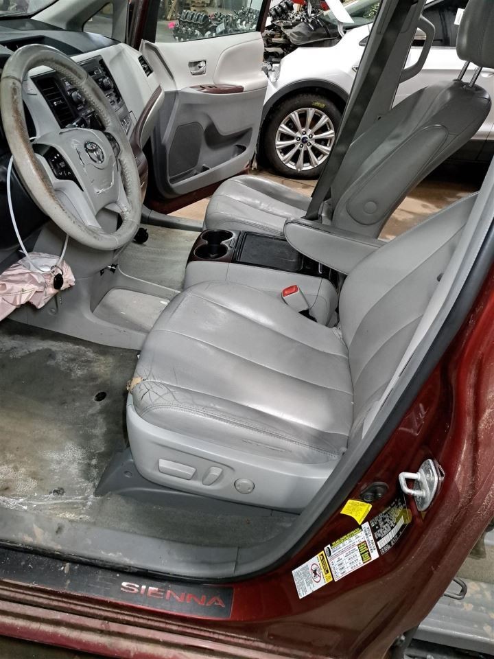 2013 Sienna Stereo Radio Display & Receiver Sku#4426468
