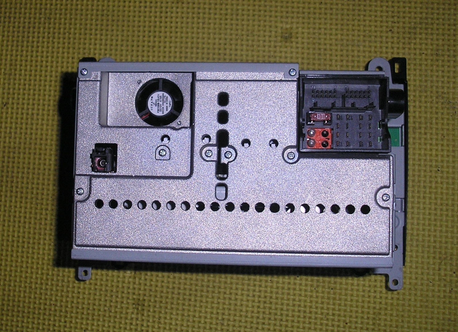 MERCEDES BENZ A CLASS W169 04-12 RADIO / CD PLAYER HEAD UNIT – A1698700689