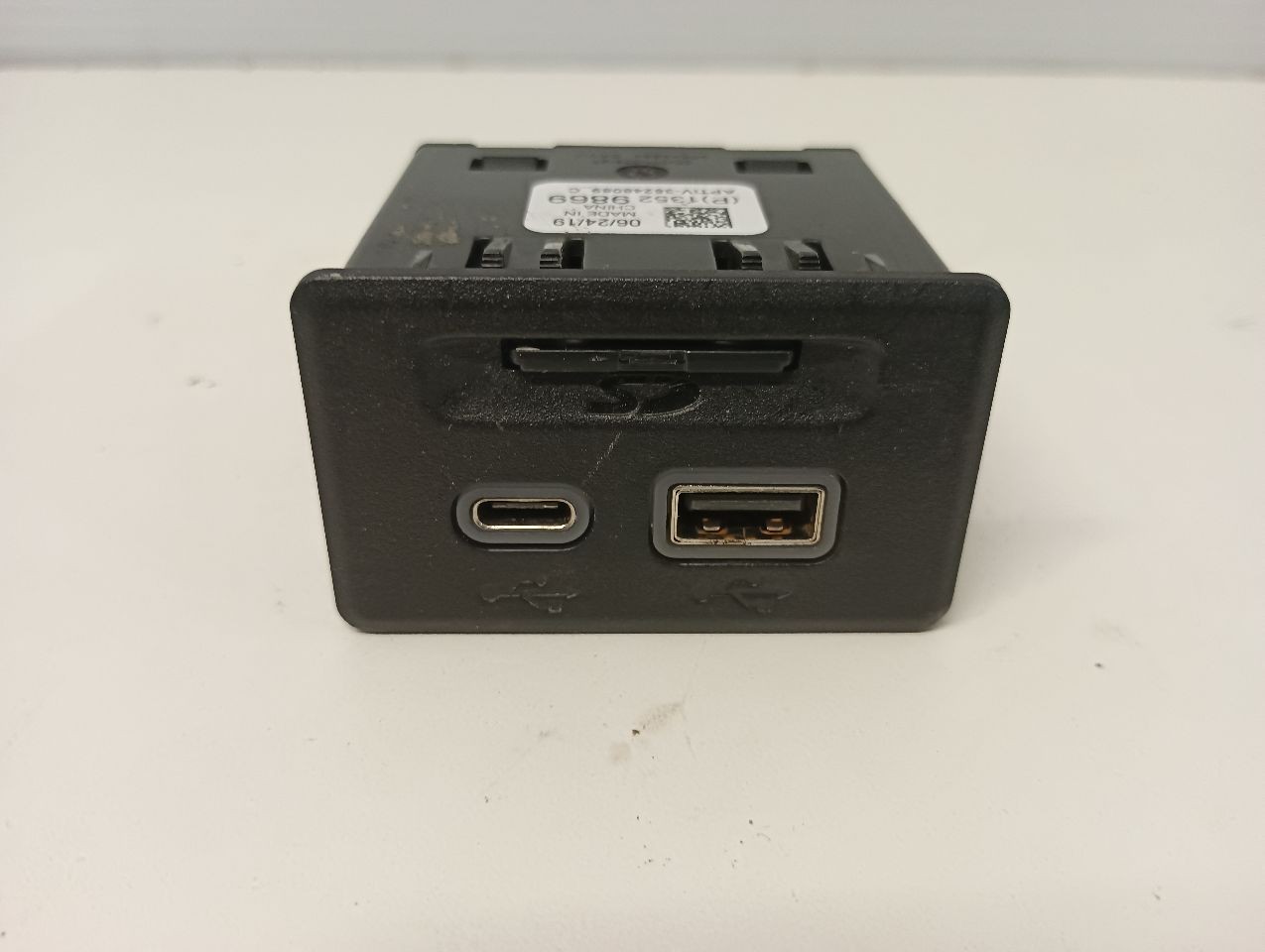 13529869 SD Card Reader USB Port From 2020 GMC Acadia 12221119