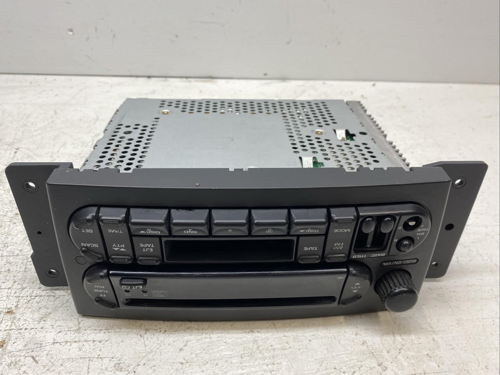 Chrysler Pacifica / 2006 / Radio CD player head unit / P05082467AC