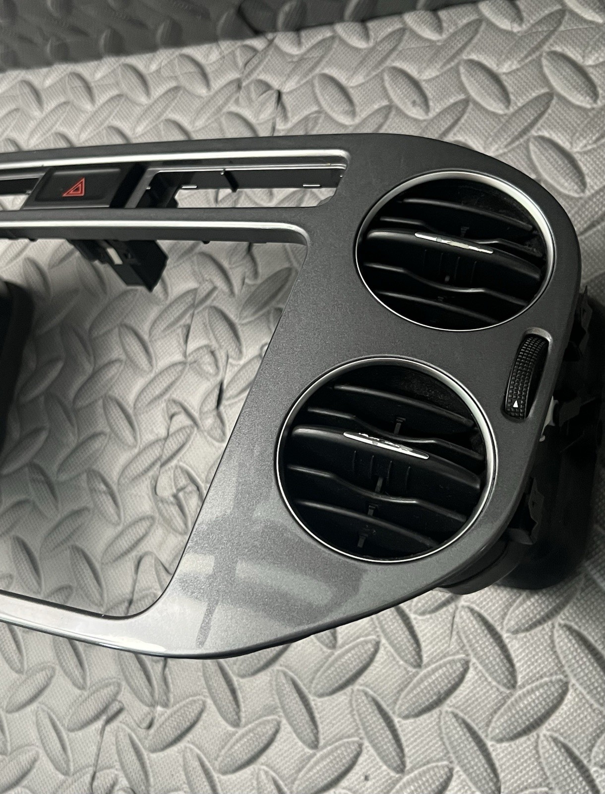 2009-2017 VW VOLKSWAGEN TIGUAN RADIO HEAD UNIT WITH DASH BEZEL OEM 5NO 858 071