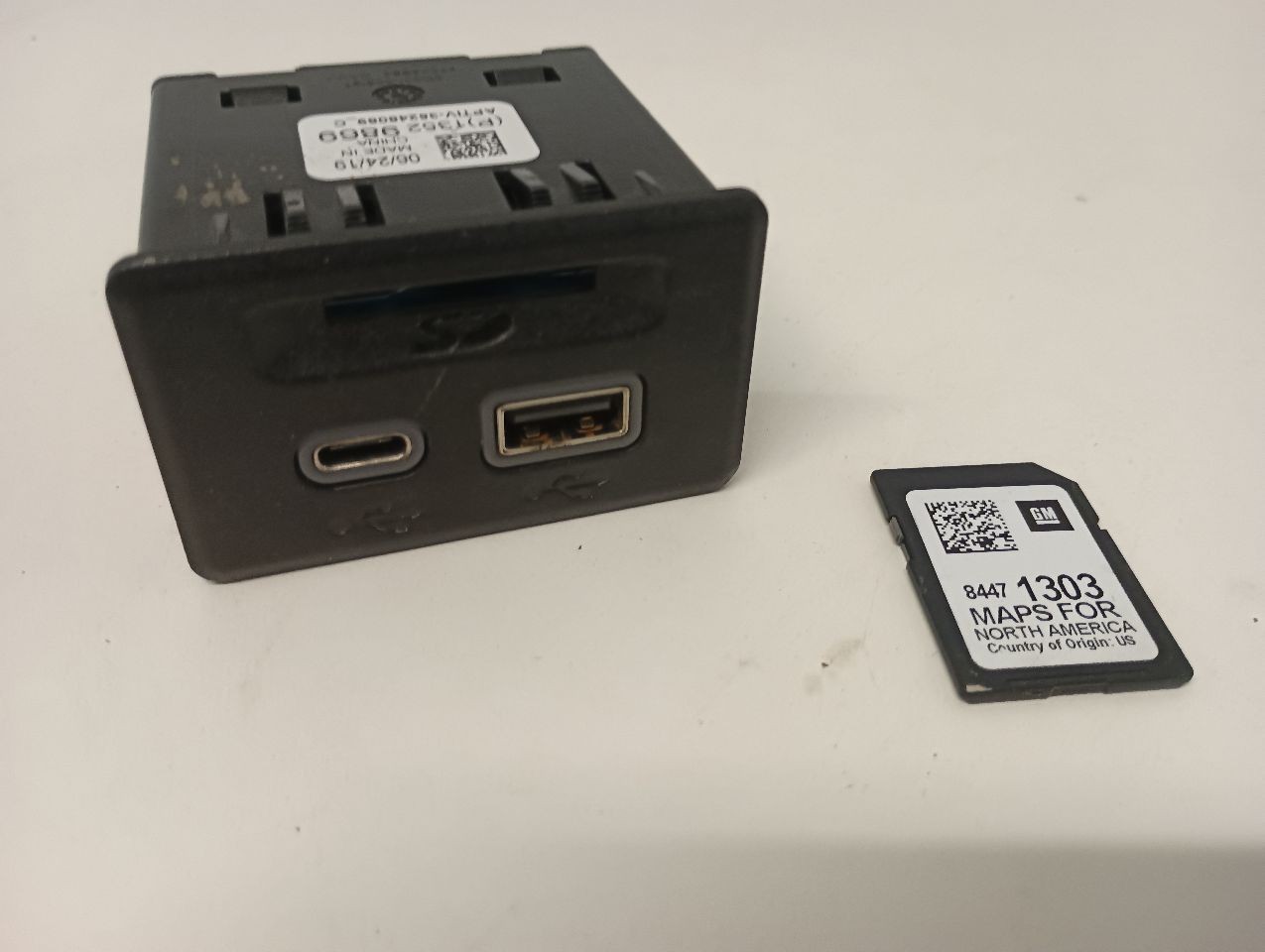 13529869 SD Card Reader USB Port From 2020 GMC Acadia 12221119