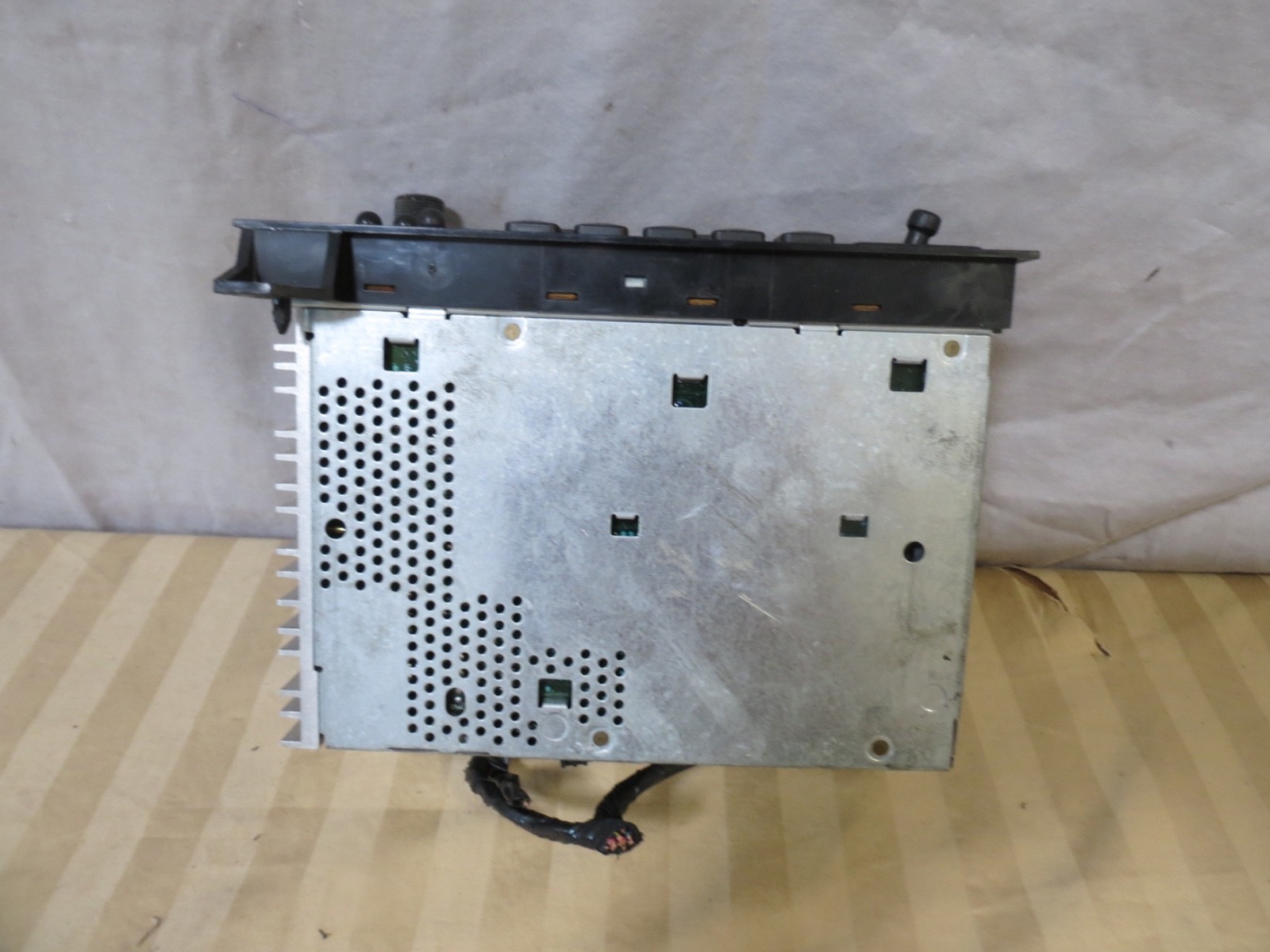 98 99 00 01 02 RAM Wrangler Dakota Caravan T&C AM FM Radio CD Player 04704373AE