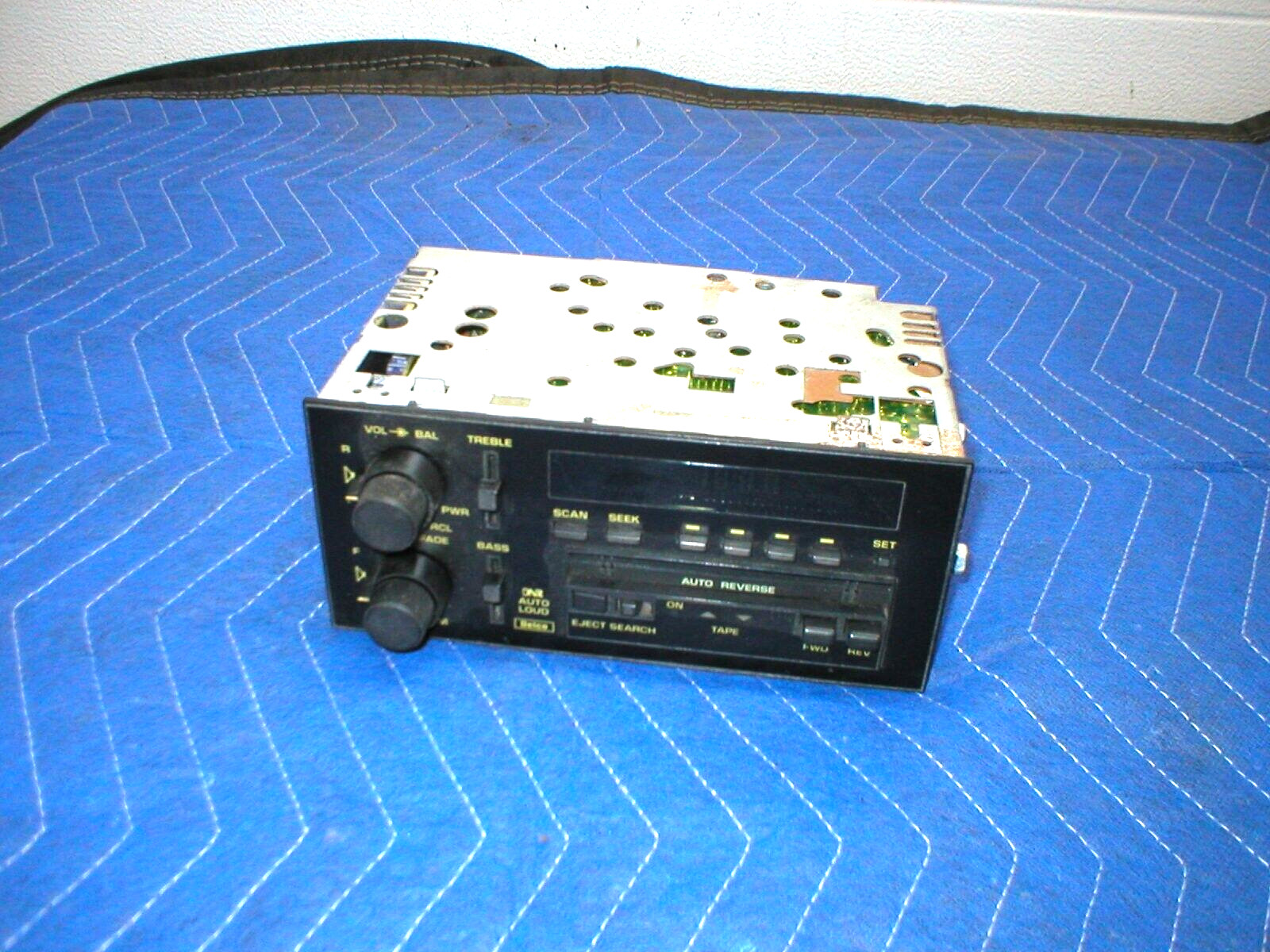 1990-1992 Camaro RS Z28 Yellow Print Delco AM FM Radio CASSETTE Player GM OEM 91