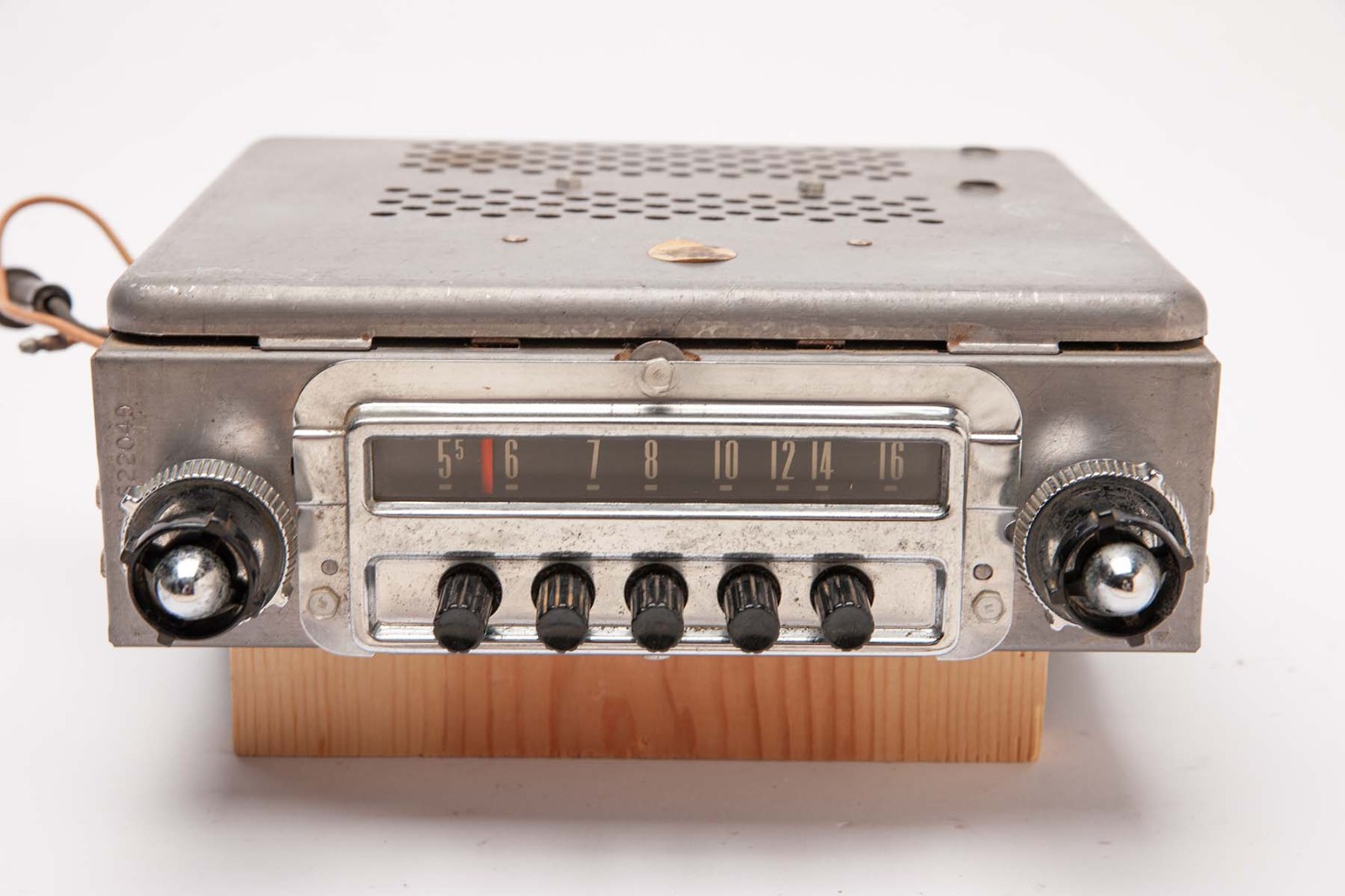 1950’s Ford Deluxe Car Radio – Original – 6 Volt – AM Radio with Knobs – Nice