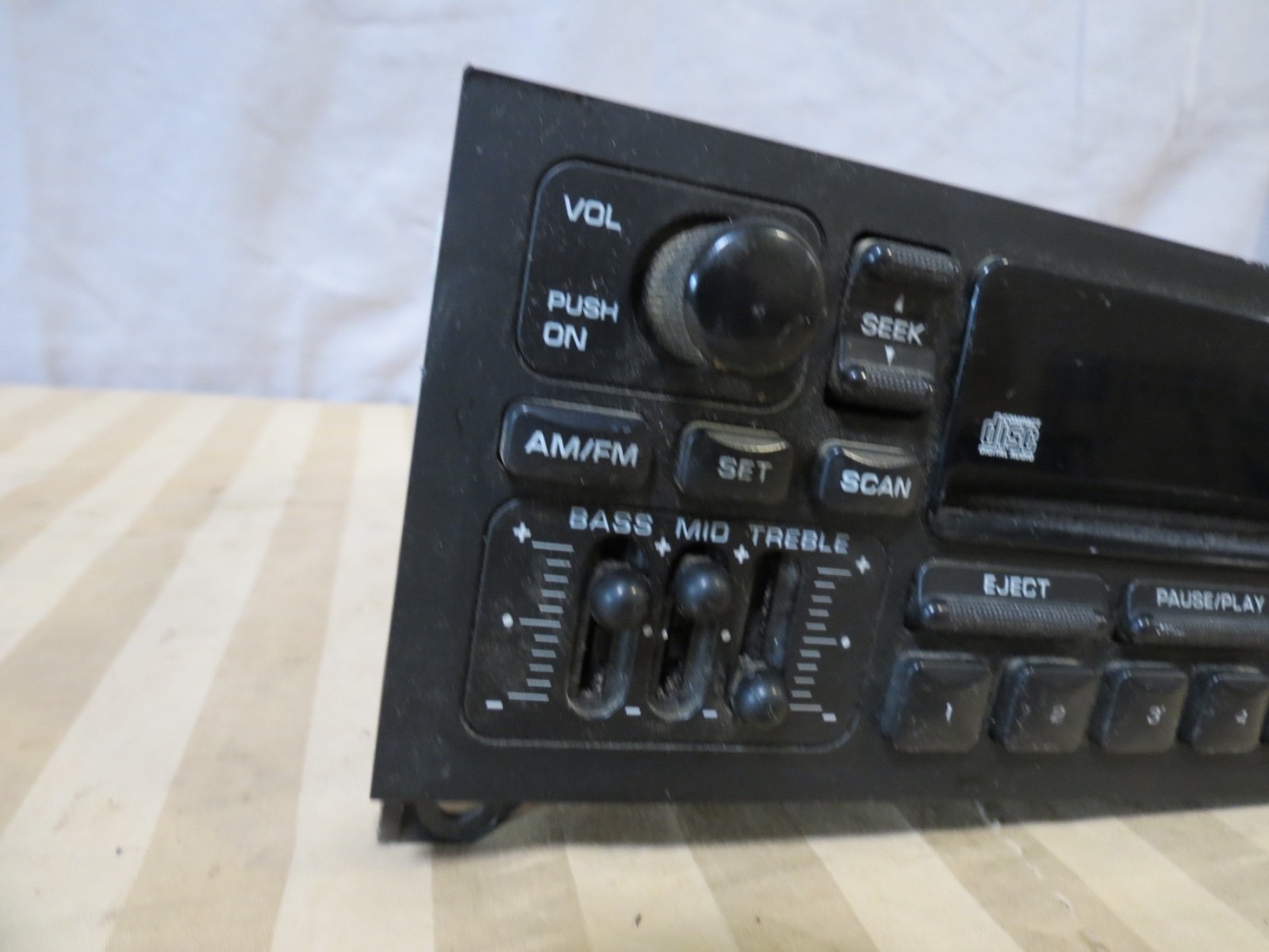 98 99 00 01 02 RAM Wrangler Dakota Caravan T&C AM FM Radio CD Player 04704373AE