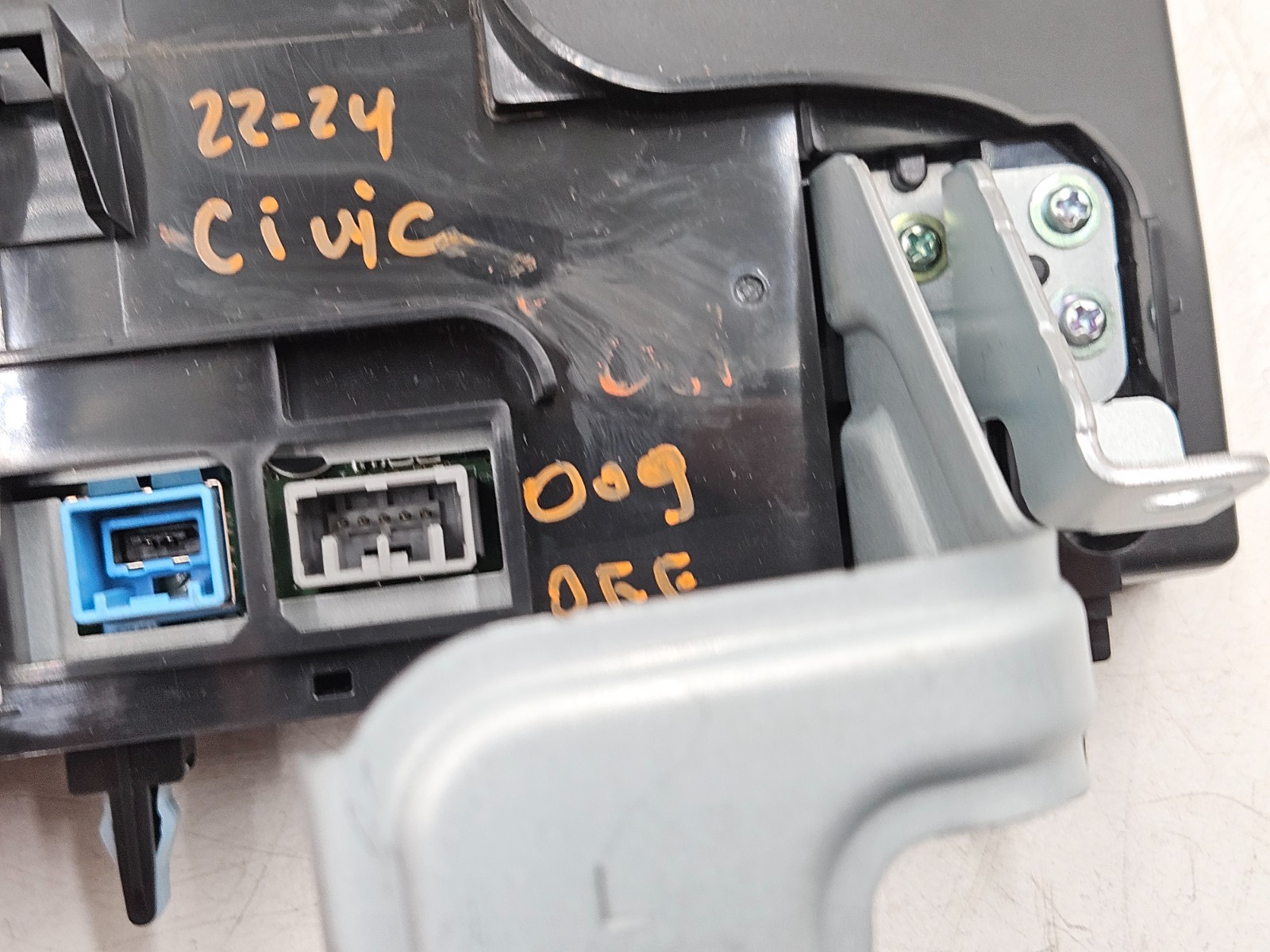 2023–2025 Honda CR-V Touring 9″ Radio Display Screen 8A7003A0A01 OEM Scratches