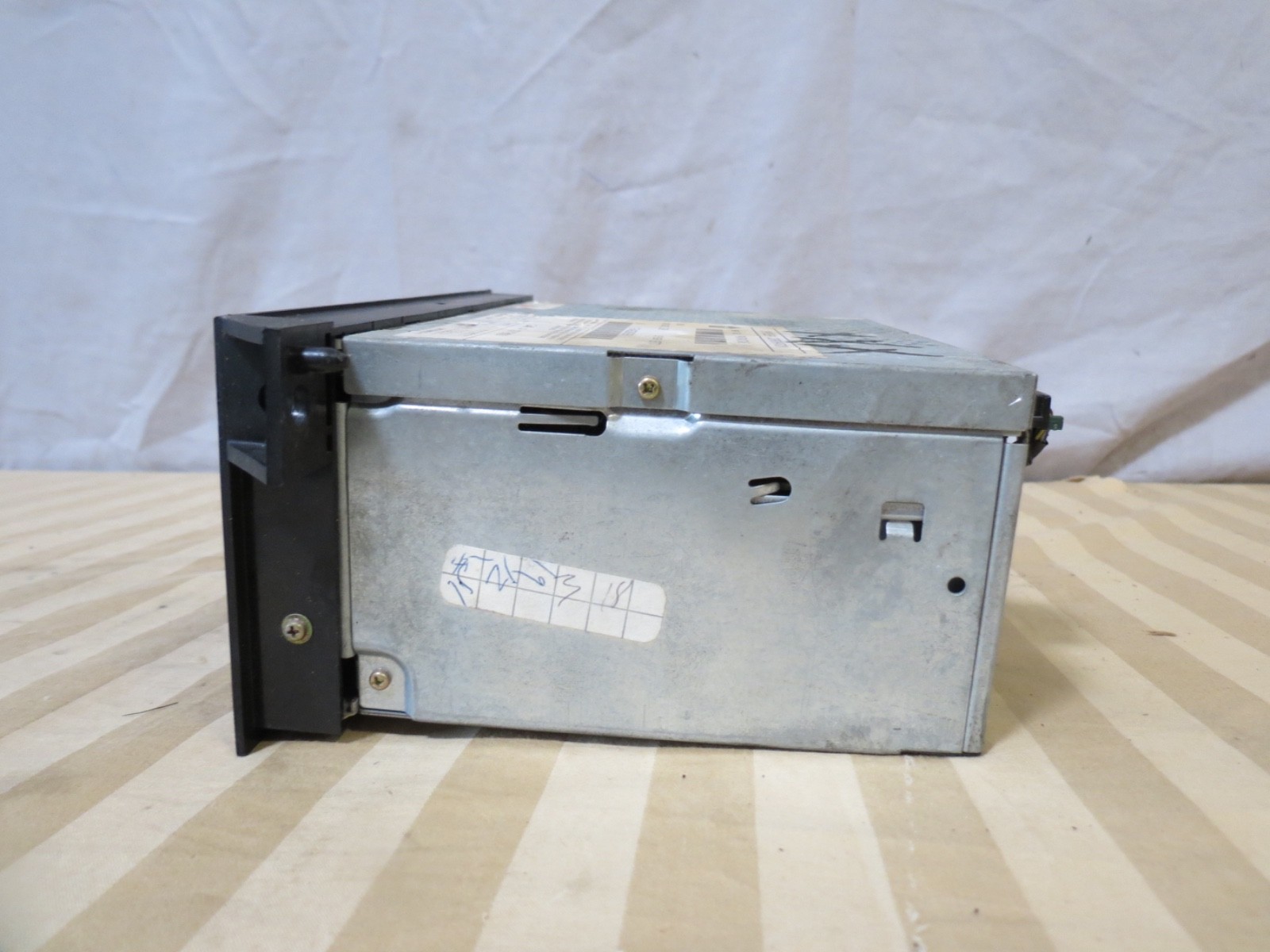 98 99 00 01 02 RAM Wrangler Dakota Caravan T&C AM FM Radio CD Player 04704373AE
