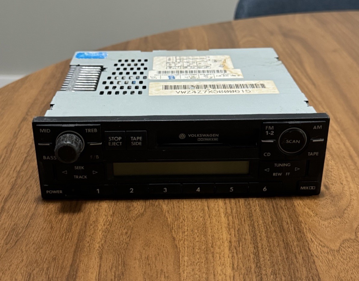 Volkswagen 09351369 VWZ4Z7X5000615 Radio Cassette Player Car Stereo
