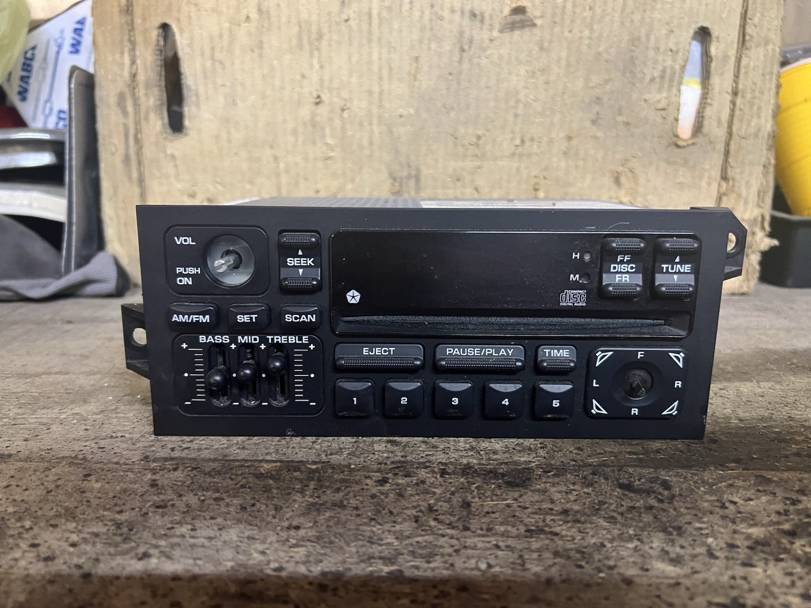 1995-2000 CHRYSLER CIRRUS/STRATUS/BREEZE AM/FM CD PLAYER RADIO Missing Knob Pic1