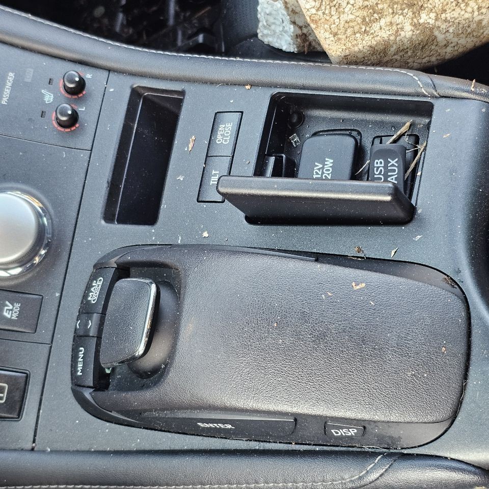 2011-2012 LEXUS CT200H RADIO CONTROLLER (CONSOLE MTD)