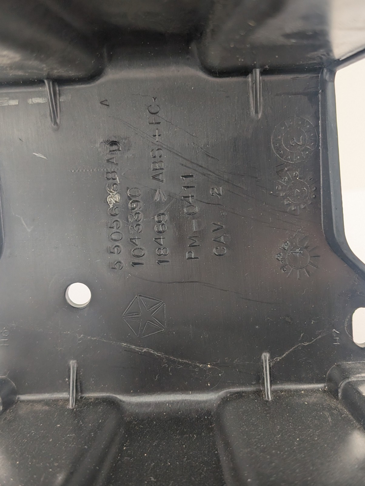 JEEP CHRYSLER DODGE OEM RADIO STEREO W/ HOUSING 6 DISC MP3 P05064010AL 2004-2010