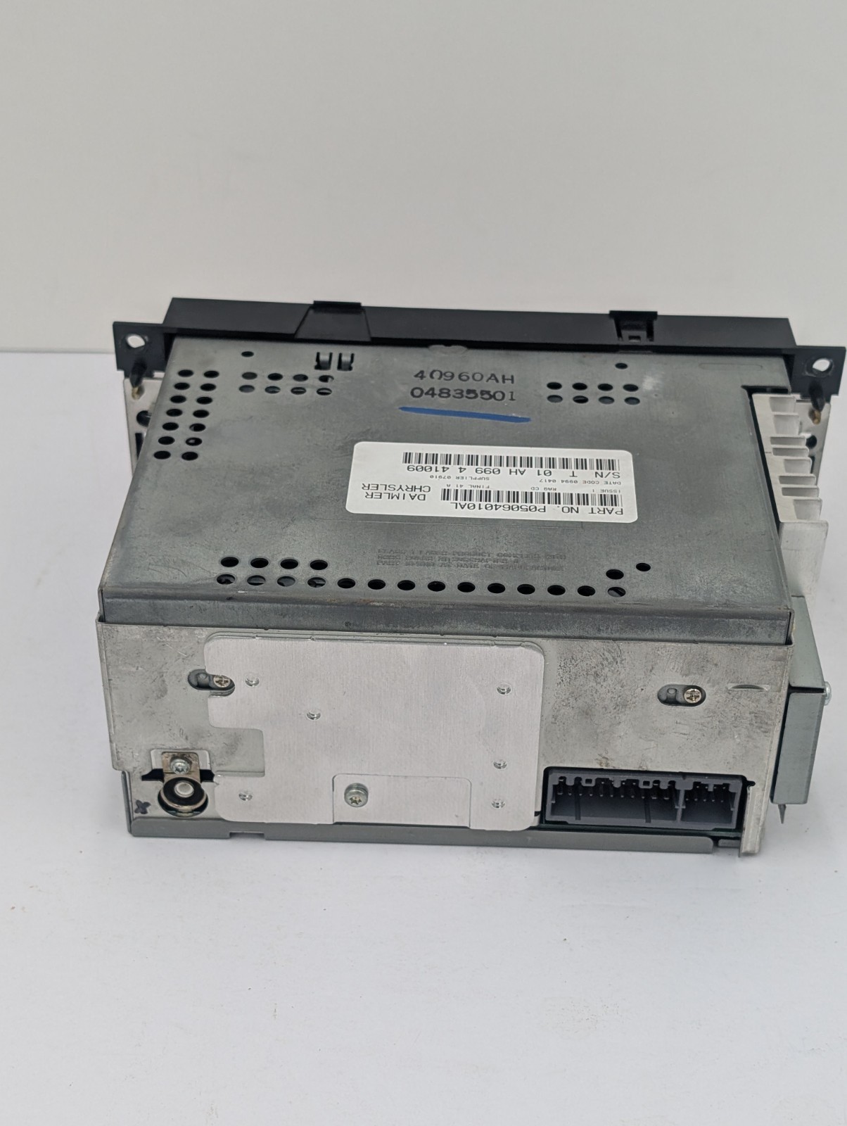 JEEP CHRYSLER DODGE OEM RADIO STEREO W/ HOUSING 6 DISC MP3 P05064010AL 2004-2010