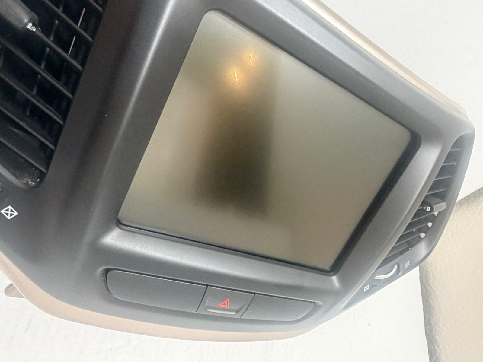 2013 – 2017 JEEP CHEROKEE GPS VP4 NA 8.4 NAVIGATION RADIO BEZEL 68270661
