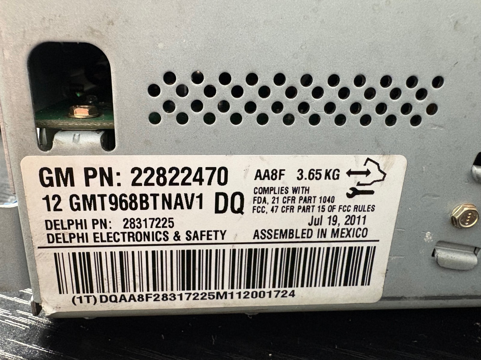 2010-2012 GMC Acadia AM FM CD DVD Radio with Nav (opt UUM)