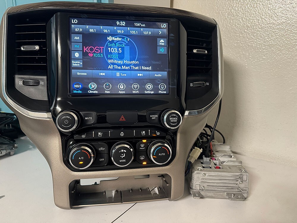 19-22 RAM UAV UCONNECT 4C 8.4″ DISPLAY CARPLAY/SXM/GPS RADIO WIRING BEZEL AC CNT