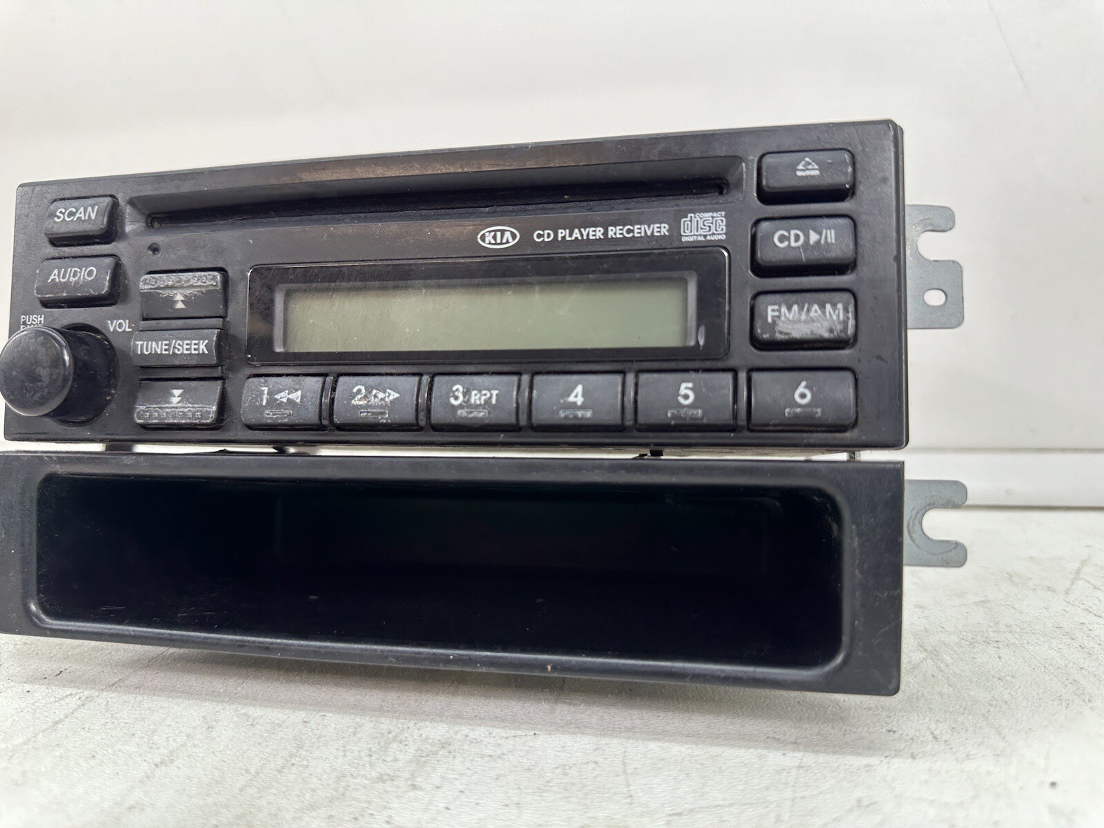 03-05 Kia Rio Radio Audio Equip. Sed AM-FM-Stereo-CD OEM# 96160-FD110