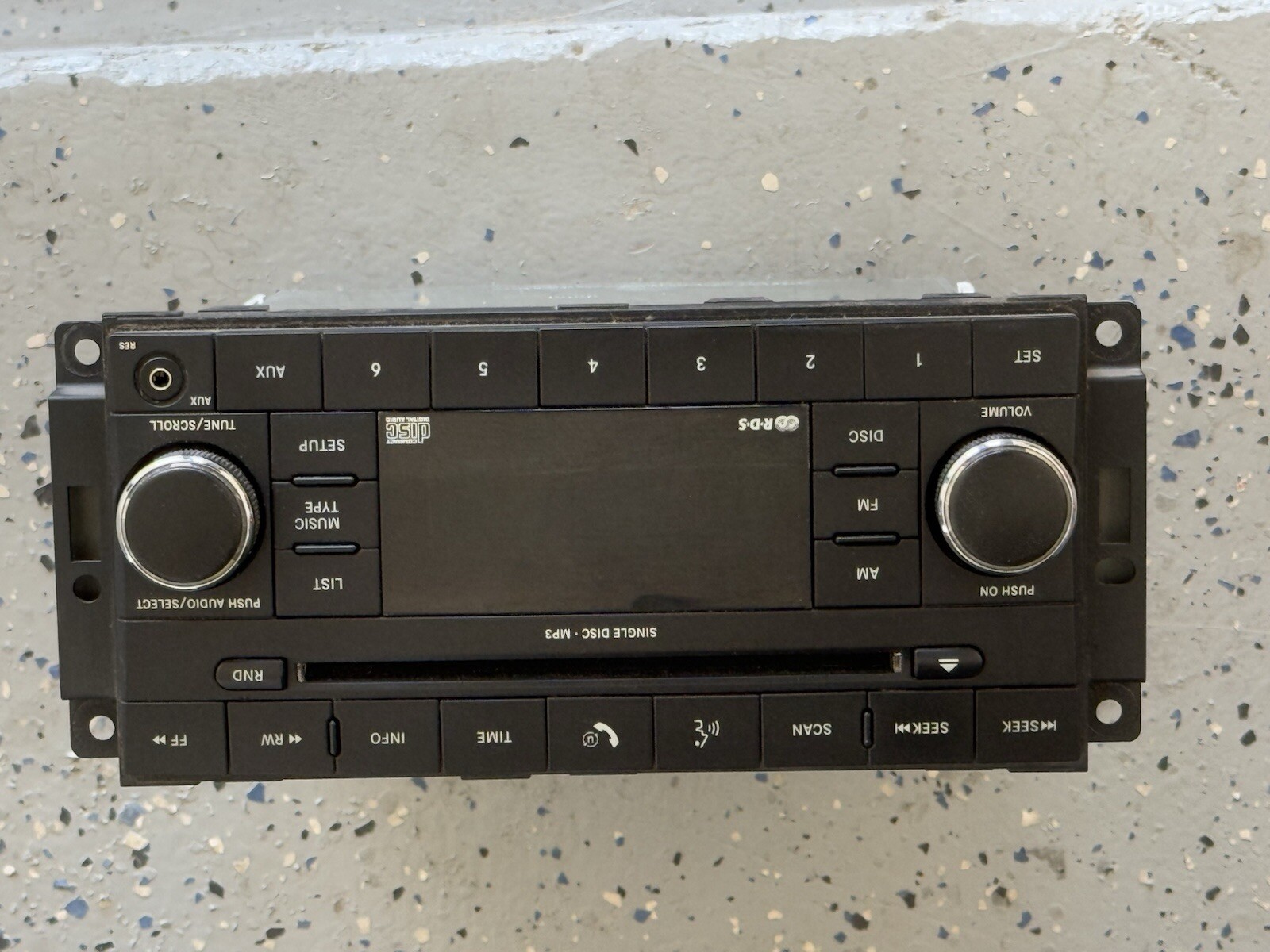 Daimler Chrysler Dodge Jeep CD MP3 AUX Radio Car Stereo Unit P05107095AJ