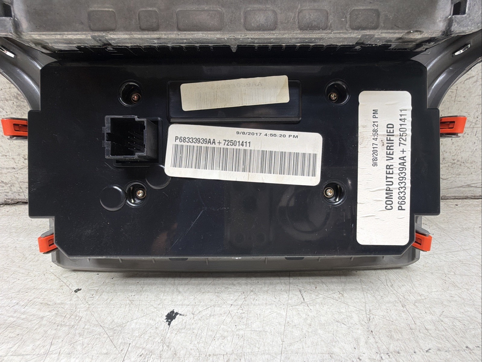 *14-18 JEEP GRAND CHEROKEE VP4 Media Radio Ctr. w/LCD SCREEN 68306656AM OEM L316