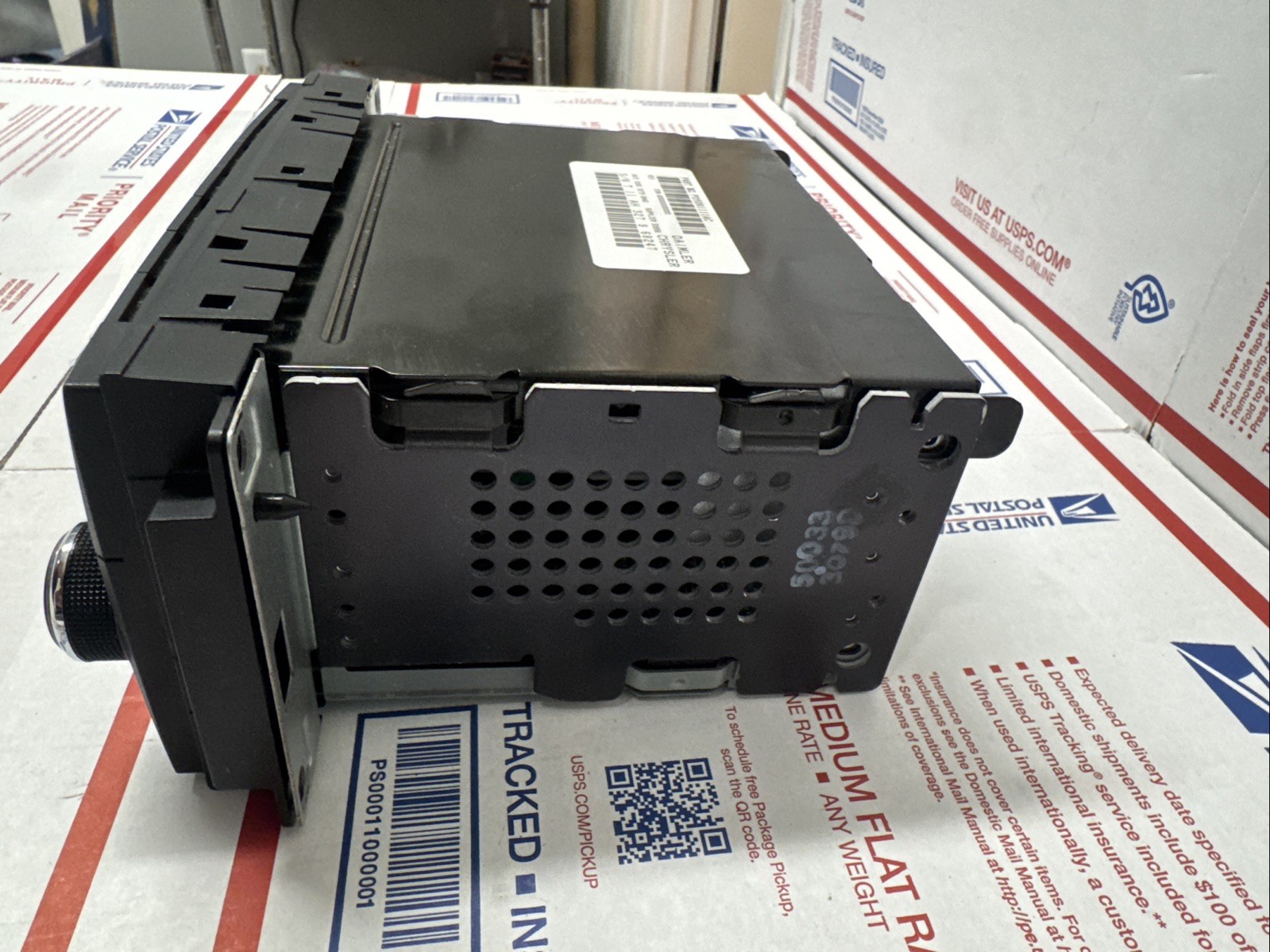 Chrysler Genuine OEM Single CD MP3 Sirius Radio Head Unit P05091197AC Black Used