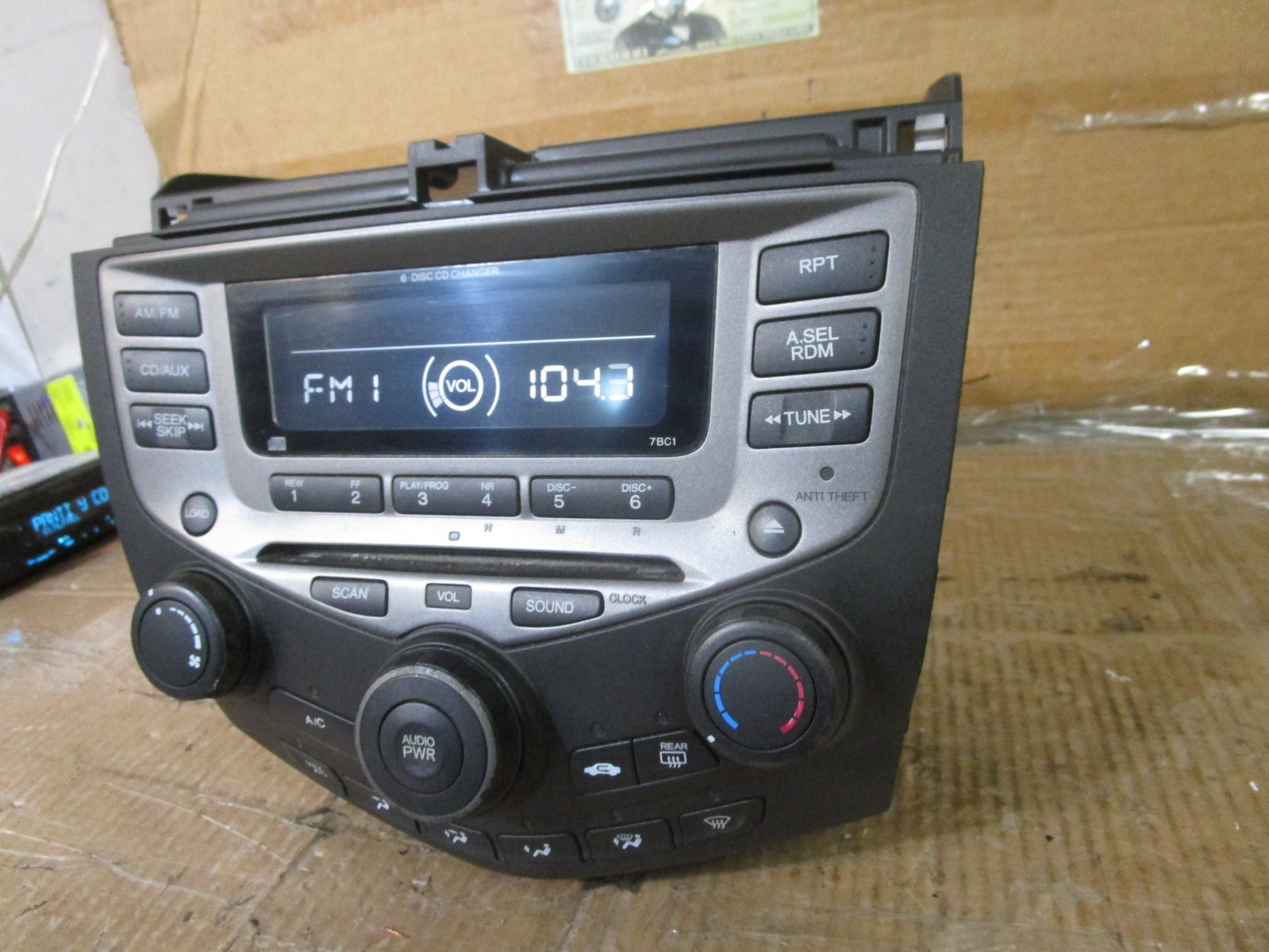 03-07 Honda Accord Radio Stereo 6 Disc CD Player Receiver 39175sdaa120 W/CODE