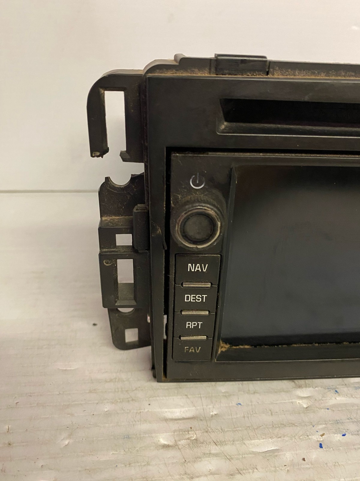 2007 GMC YUKON XL Radio Receiver CD Player PN15882767 1 bracket broken see photo