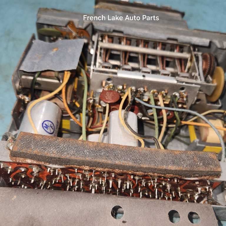 FORD PUSH BUTTON RADIO FOR PARTS OR REPAIR FITS 1965 LINCOLN 1227694
