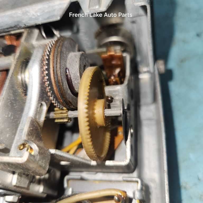 FORD PUSH BUTTON RADIO FOR PARTS OR REPAIR FITS 1965 LINCOLN 1227694