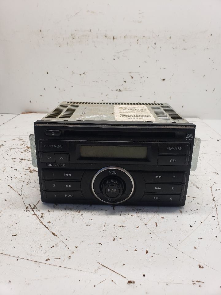 2007-2009 Nissan Versa Radio AM FM CD Single Disc Stereo Receiver OEM 1369618