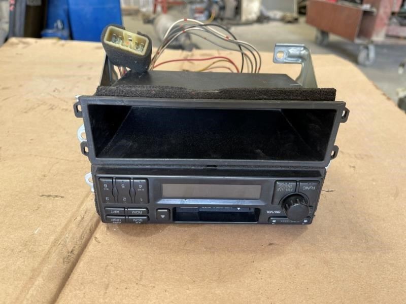 USED 01 FUSO FE RADIO CASSETTE (don’t know if working) SOLD AS IS 29518