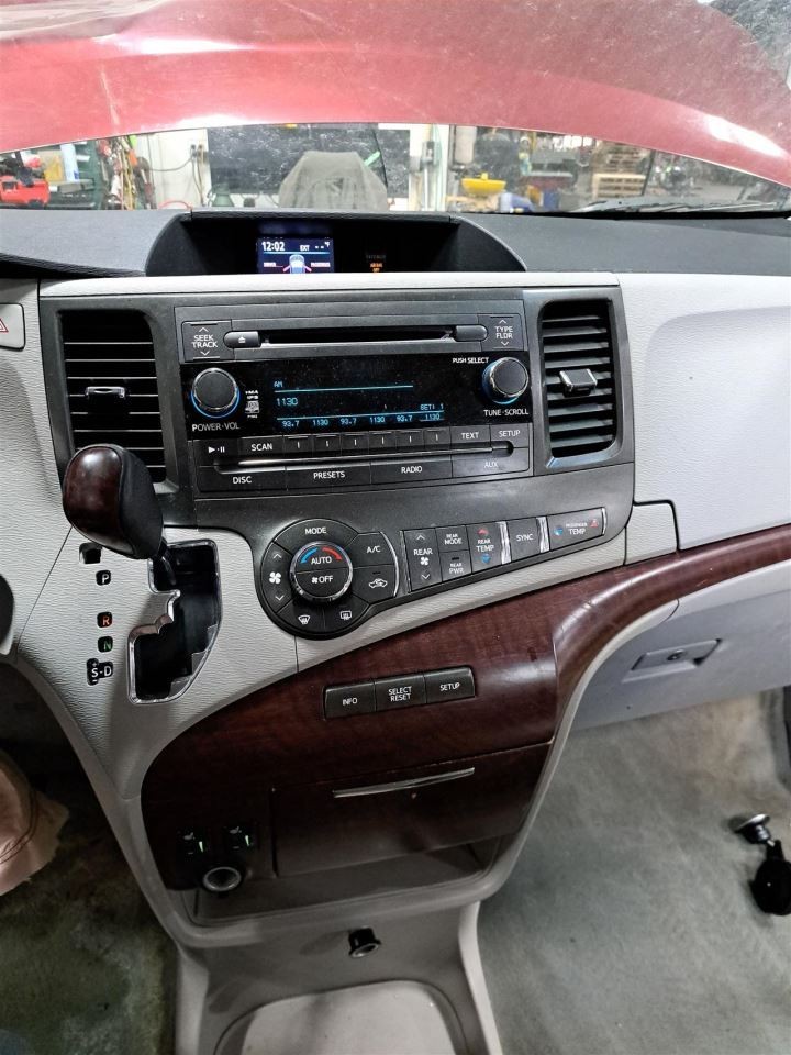 2013 Sienna Stereo Radio Display & Receiver Sku#4426468