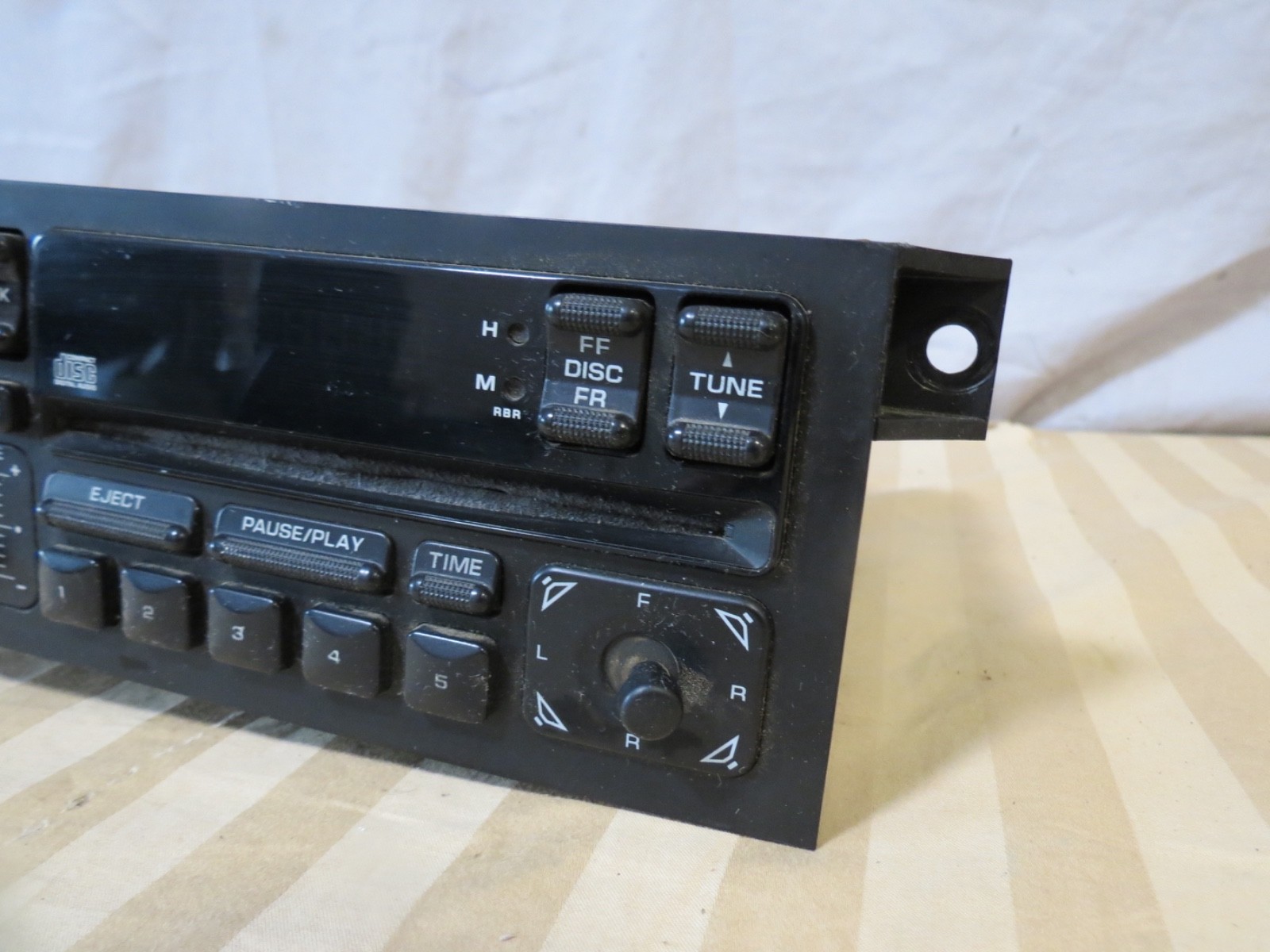 98 99 00 01 02 RAM Wrangler Dakota Caravan T&C AM FM Radio CD Player 04704373AE