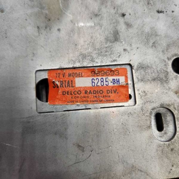 AM RADIO WITH KNOBS FITS 1961 BONNEVILLE “989693” UNTESTED 1081173