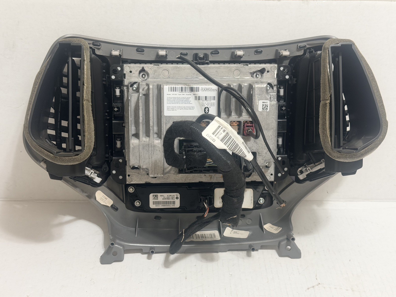 2013 – 2017 JEEP CHEROKEE GPS VP4 NA 8.4 NAVIGATION RADIO BEZEL 68270661
