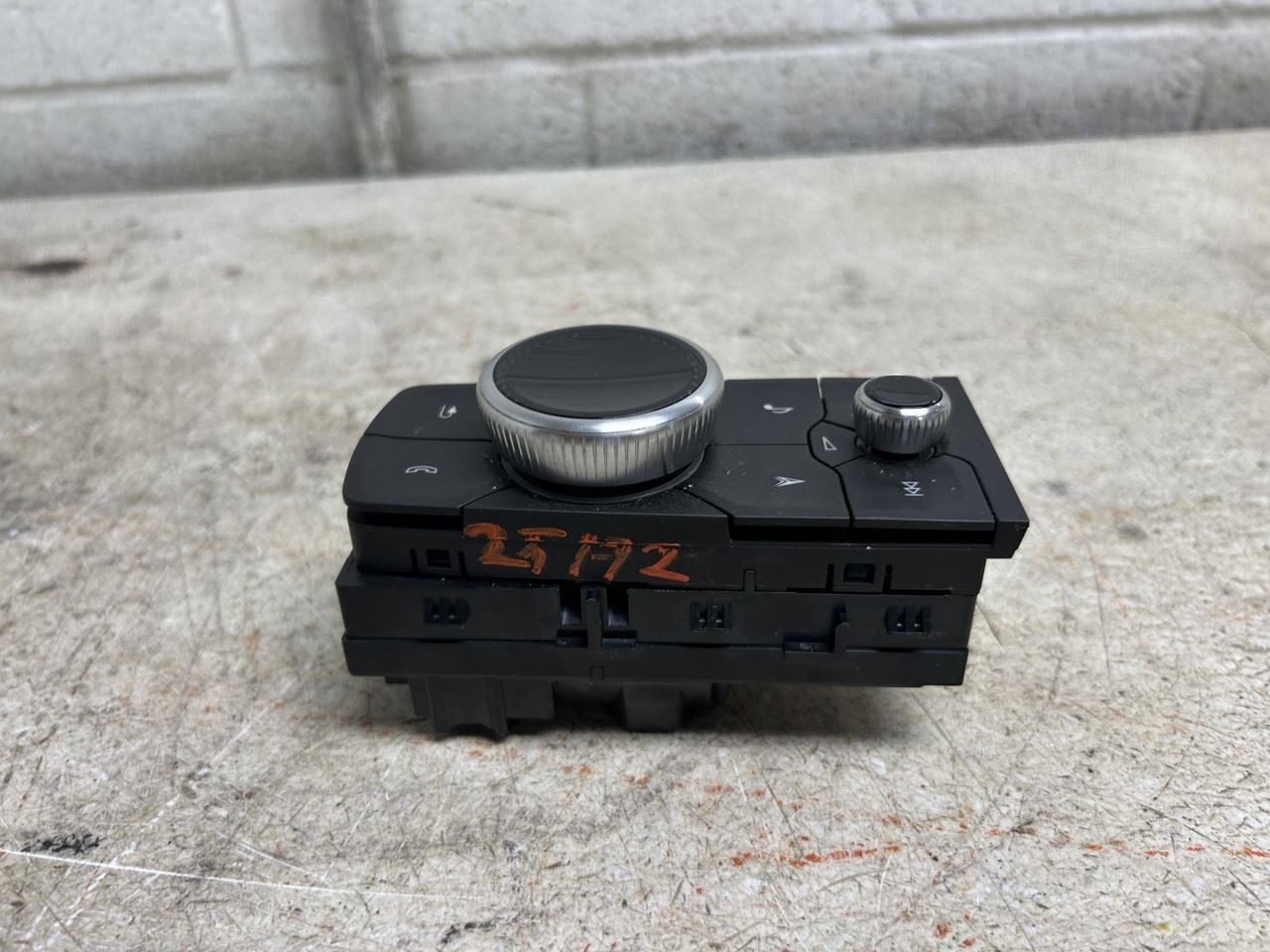 2024 CADILLAC CT5 OEM Console Mounted Controller Part Number 85654930