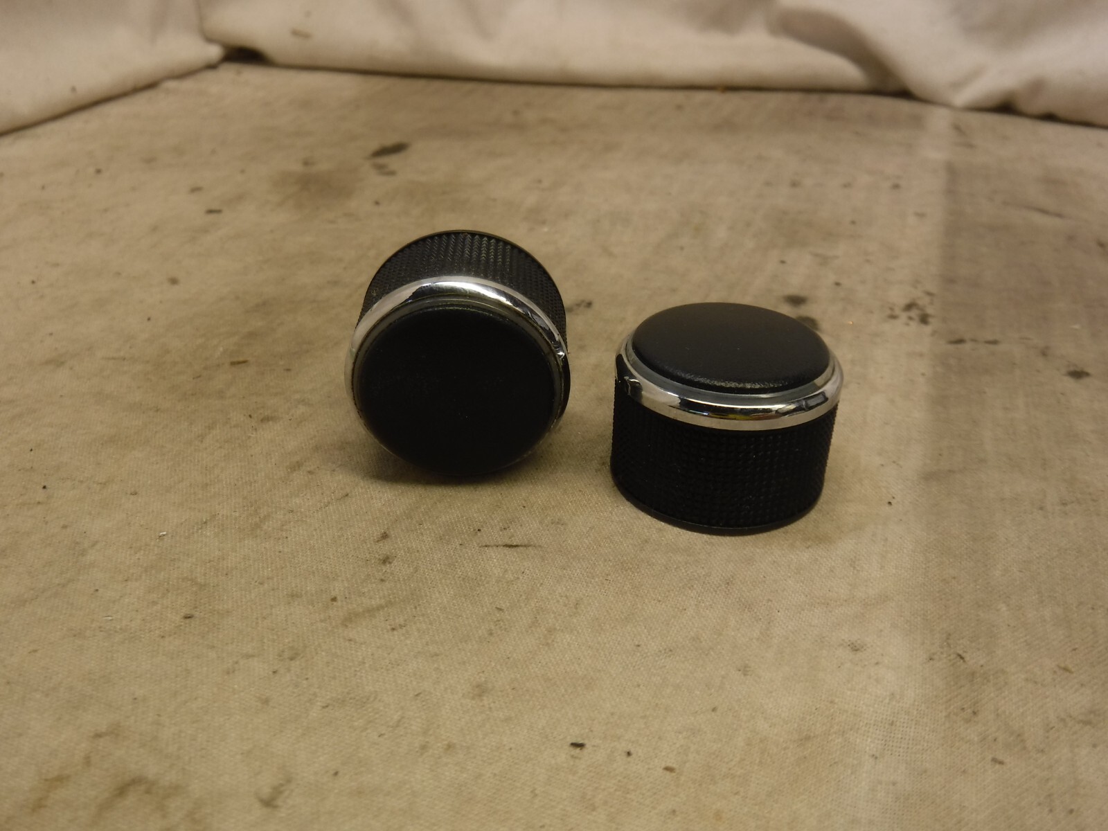 08-10 Dodge Avenger Durango Sebring Radio Cd Knob Set P05091115AC RES EMA64