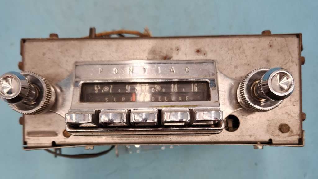 AM RADIO WITH KNOBS FITS 1961 BONNEVILLE “989693” UNTESTED 1081173