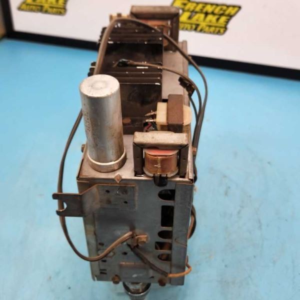 AM RADIO WITH KNOBS FITS 1961 BONNEVILLE “989693” UNTESTED 1081173