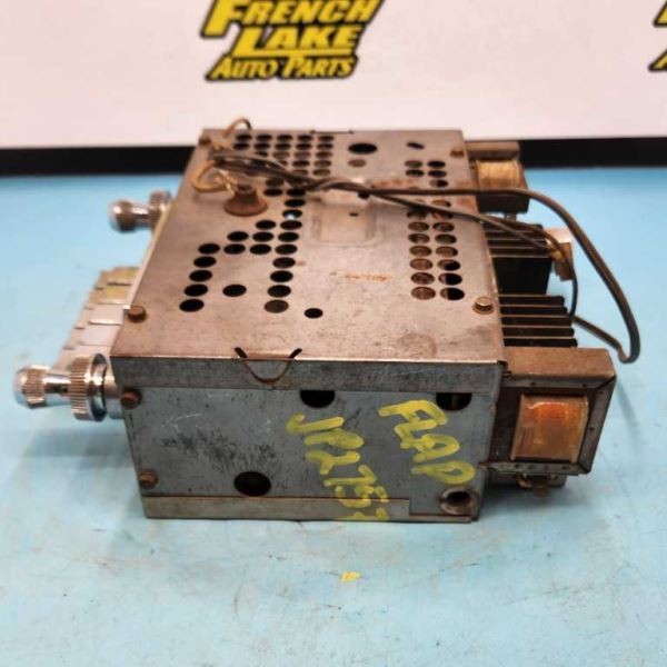 AM RADIO WITH KNOBS FITS 1961 BONNEVILLE “989693” UNTESTED 1081173