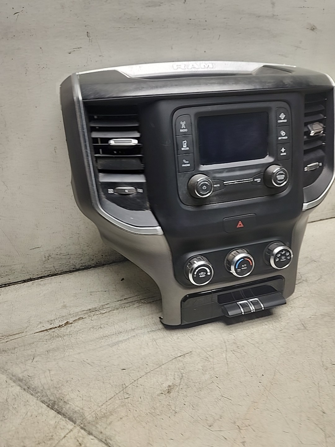 19-22 RAM VP2 UCONNECT 5″ TOUCHSCREEN SXM RADIO, A/C CONTROLS, VENTS BEZEL G600