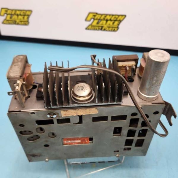 AM RADIO WITH KNOBS FITS 1961 BONNEVILLE “989693” UNTESTED 1081173