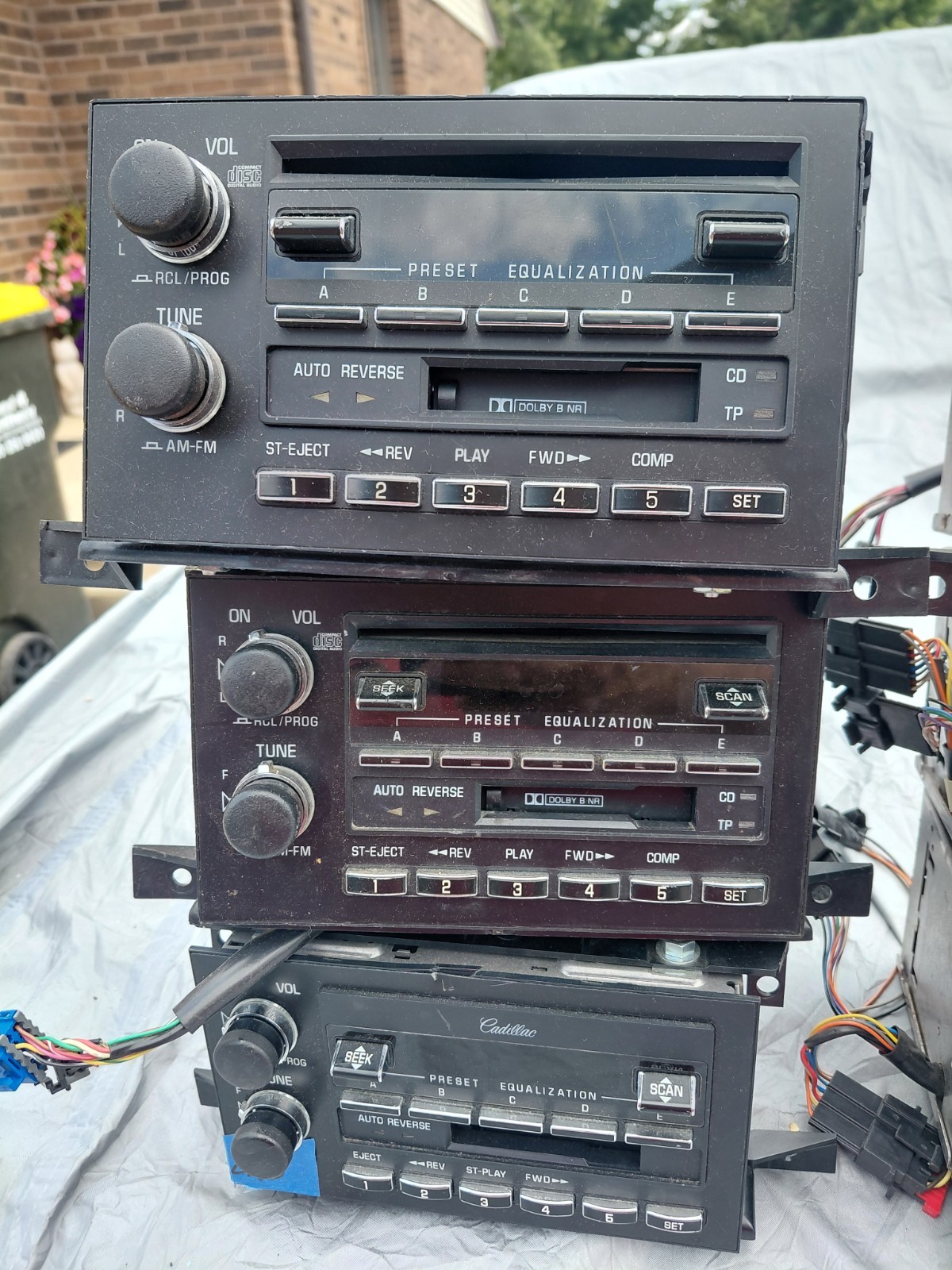1993-96 Cadillac Fleetwood OEM AM FM CD RADIO CORE WORKS CD PLAYER BROKEN BUYIN1