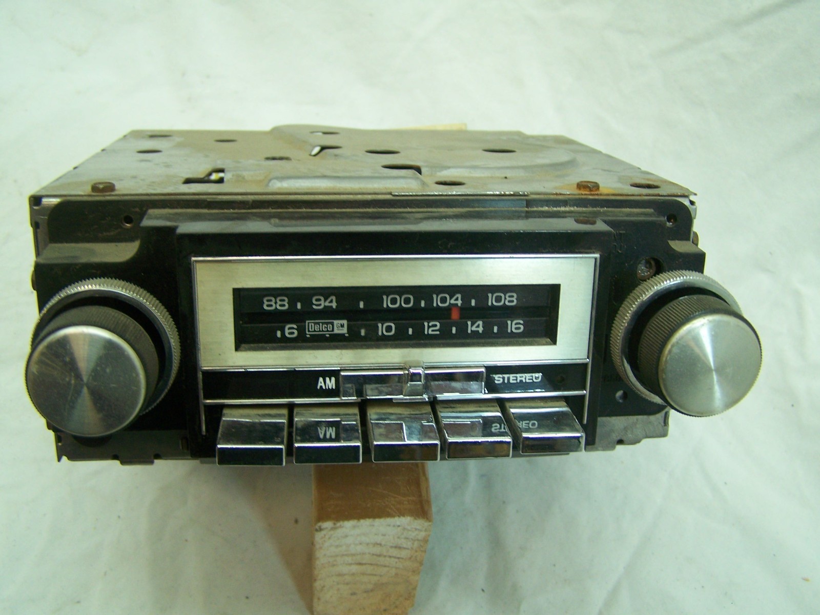 Corvette 1977-1980 AM FM Stereo Radio with Knobs in Unknown Working Condition